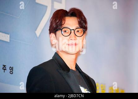 Rain (Jung Ji-Hoon), 2 giugno 2022 : il cantante sudcoreano Rain si pone a una chiamata fotografica prima di un'anteprima VIP del film 'Broker' a Seoul, Corea del Sud. L'attore sudcoreano Song Kang-ho ha ricevuto il miglior attore al Festival di Cannes di quest'anno in Francia per la sua esibizione nel film 'Broker', scritto e diretto dal regista giapponese Hirokazu Koreeda. Credit: Lee Jae-Won/AFLO/Alamy Live News Foto Stock