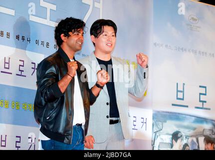 (L-R) Anupam Tripathi, Kim min-Jae, 2 giugno 2022 : l'attore Anupam Tripathi dall'India e l'attore sudcoreano Kim min-Jae posano ad una chiamata di foto prima di un'anteprima VIP del film 'Broker' a Seoul, Corea del Sud. L'attore sudcoreano Song Kang-ho ha ricevuto il miglior attore al Festival di Cannes di quest'anno in Francia per la sua esibizione nel film 'Broker', scritto e diretto dal regista giapponese Hirokazu Koreeda. Credit: Lee Jae-Won/AFLO/Alamy Live News Foto Stock