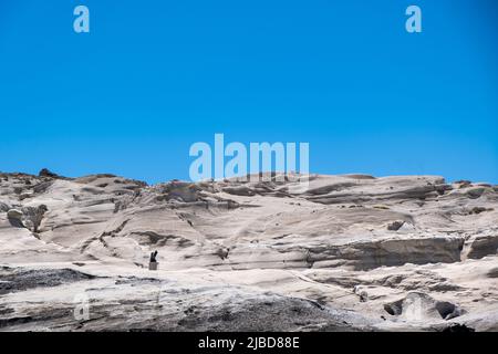 Sfondo lunare di roccia a Sarakiniko Milos isola, Cicladi Grecia. Astratto naturale pietra bianca formazione paesaggio, cielo azzurro chiaro Foto Stock