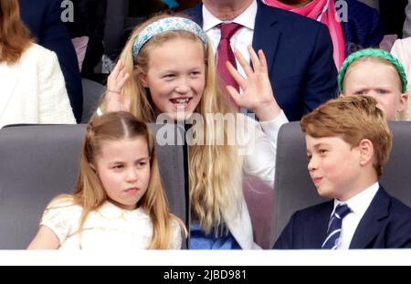 Princess Charlotte, Savannah Phillips, Prince George e Lena Tindall durante il Platinum Jubilee Pageant di fronte a Buckingham Palace, Londra, il giorno quattro delle celebrazioni del Platinum Jubilee. Data foto: Domenica 5 giugno 2022. Foto Stock