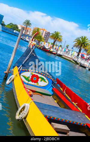 Barca tradizionale sul canale di Aveiro, Portogallo Foto Stock