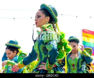 Eastbourne, Regno Unito. 4th giugno 2022. Le folle si riuniscono sotto il sole luminoso lungo il lungomare di questa famosa località di mare per godersi il Carnevale di Eastbourne Foto Stock