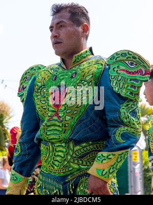 Eastbourne, Regno Unito. 4th giugno 2022. Le folle si riuniscono sotto il sole luminoso lungo il lungomare di questa famosa località di mare per godersi il Carnevale di Eastbourne Foto Stock