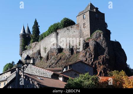 Situato nel cuore dei vulcani d'Alvernia, il castello Sailhant di 1000 anni fa si erge su uno spettacolare affioramento roccioso . Foto Stock