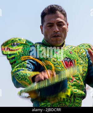 Eastbourne, Regno Unito. 4th giugno 2022. Le folle si riuniscono sotto il sole luminoso lungo il lungomare di questa famosa località di mare per godersi il Carnevale di Eastbourne Foto Stock