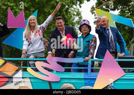 The Mall, Londra, Regno Unito. 5th Giu 2022. I festeggiamenti del Giubileo della Regina Elisabetta II Platinum sono proseguiti con una Paginella che porta sulle strade che circondano St. James's Park e Buckingham Palace. A partire da Whitehall e portando il Mall verso il palazzo, il concorso consisteva di quattro atti, ciascuno dei quali illustrava vari aspetti del regno settant'anni della Regina, tra cui militari del Regno Unito e del Commonwealth, riferimenti storici e celebrità. Sharron Davies, Tony Hadley, Timmy Mallet e Duncan Goodhew Foto Stock