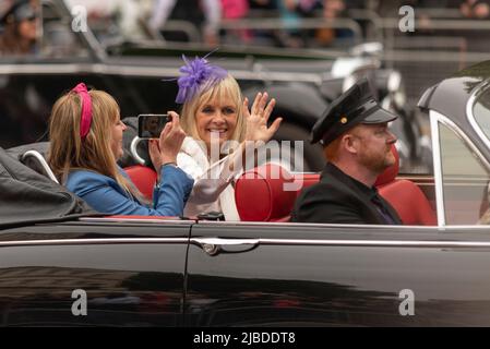 The Mall, Londra, Regno Unito. 5 giugno 2022. I festeggiamenti per il Giubileo di platino della regina Elisabetta II sono continuati con un Pageant che porta sulle strade che circondano St. James's Park e Buckingham Palace. Inizia a Whitehall e prendi il Mall verso il palazzo. Twiggy Foto Stock