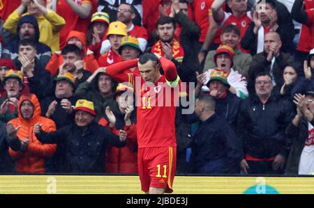 Cardiff, Galles, 5th giugno 2022. Gareth Bale of Wales reagisce al suo colpo salvato durante la Coppa del mondo FIFA 2022 - European Qualificing Match al Cardiff City Stadium di Cardiff. Il credito dell'immagine dovrebbe leggere: Darren Staples / Sportimage Credit: Sportimage/Alamy Live News Foto Stock