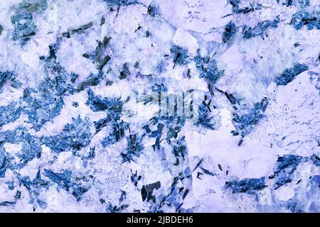 Struttura marmorea di cristalli di marmo blu, viola con inclusioni nere, con varie inclusioni e vene. Foto Stock