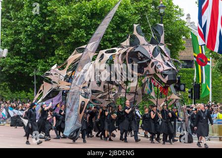 The Mall, Londra, Regno Unito. 5th Giu 2022. I festeggiamenti del Giubileo della Regina Elisabetta II Platinum sono proseguiti con una Paginella che porta sulle strade che circondano St. James's Park e Buckingham Palace. A partire da Whitehall e portando il Mall verso il palazzo, il concorso consisteva di quattro atti, ciascuno dei quali illustrava vari aspetti del regno settant'anni della Regina, tra cui militari del Regno Unito e del Commonwealth, riferimenti storici e celebrità. Burattino drago gigante chiamato Hatchling Foto Stock