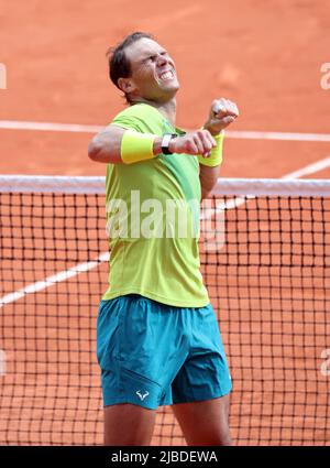 Parigi, Francia. 05th giugno 2022. Rafael Nadal di Spagna festeggia la sua vittoria contro Casper Ruud di Norvegia al termine della partita finale del suo French Tennis Open a Roland Garros, fuori Parigi, Francia, domenica 5 giugno, 2022. Nadal ha vinto il titolo 6-3, 6-3, 6-0. Foto di Maya Vidon-White/UPI Credit: UPI/Alamy Live News Foto Stock