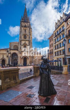 Oviedo, Uvieu, 3 aprile 2022. Statua del Reggente in Plaza de la Catedral a Oviedo, nelle Asturie. Foto Stock