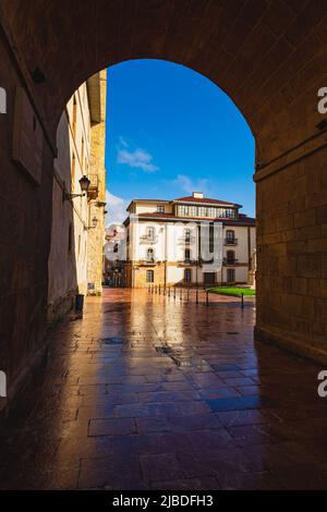 Oviedo, Uvieu, 3 aprile 2022. Vista sulla Plaza de Feijoo nella città di Oviedo, Asturias, Spagna. Foto Stock