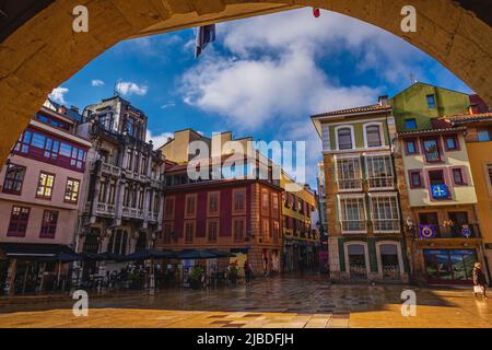 Oviedo, Uvieu, 3 aprile 2022. Vista sulla Piazza del Municipio nella città di Oviedo, nelle Asturie, Spagna. Foto Stock