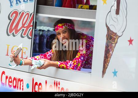 Londra, Regno Unito. 5 giugno 2022. Passa una ragazza in un furgone gelato. Il Pageant del Giubileo del platino, si svolge presso il Centro commerciale il quarto e ultimo giorno delle celebrazioni del Giubileo del platino della Regina. La sfilata del 3km è condotta dal Gold state Coach, un carrozza di 260 anni che portò la Regina da e verso la sua incoronazione nel 1953. Credit: Stephen Chung / Alamy Live News Foto Stock