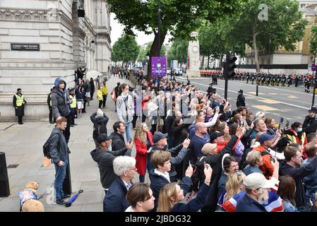 Londra, Regno Unito. 5th giugno 2022. Grandi folle costeggiano le strade di Londra per il Platinum Jubilee Pageant. Credit: Matthew Chattle/Alamy Live News Foto Stock