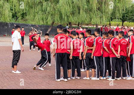 I discepoli del Tempio Shaoling di Henan praticano i loro esercizi di kungfu in uno dei campi di allenamento del tempio. Foto Stock