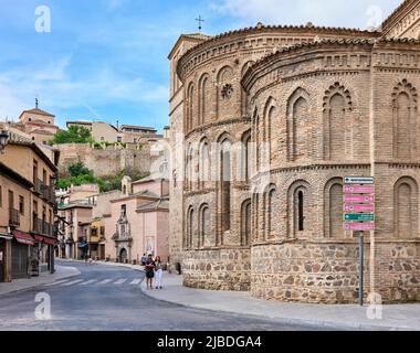 La Parrocchia di Santiago el Mayor, con Real del Arrabal strada sullo sfondo. Toledo, Spagna. Foto Stock