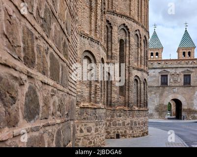 Parrocchia di Santiago el Mayor, con la porta Nuova Bisagra sullo sfondo. Toledo, Castilla la Mancha, Spagna. Foto Stock