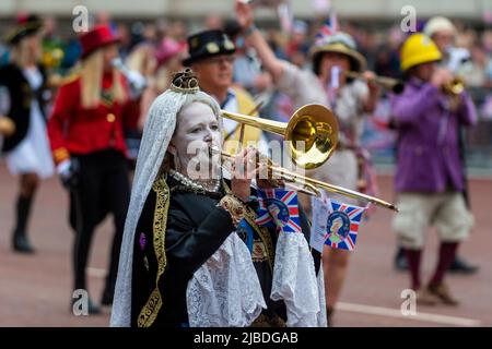 Londra, Regno Unito. 5 giugno 2022. Una donna come la regina Vittoria passa vicino. Il Pageant del Giubileo del platino, si svolge presso il Centro commerciale il quarto e ultimo giorno delle celebrazioni del Giubileo del platino della Regina. La sfilata del 3km è condotta dal Gold state Coach, un carrozza di 260 anni che portò la Regina da e verso la sua incoronazione nel 1953. Credit: Stephen Chung / Alamy Live News Foto Stock