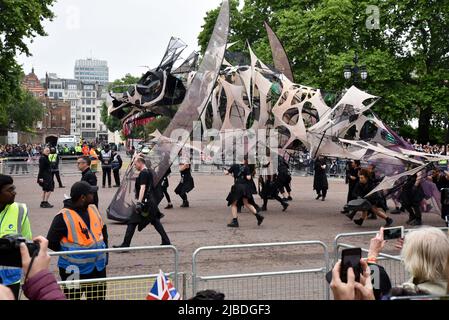 Londra, Regno Unito. 5th giugno 2022. Grandi folle costeggiano le strade di Londra per il Platinum Jubilee Pageant. Credit: Matthew Chattle/Alamy Live News Foto Stock