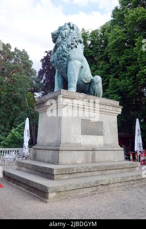 Flensburger Löwe, historisches Denkmal (Replik) des dänischen Bildhauers Herrman von Bissen am Wannsee, Deutschland, Berlino Foto Stock