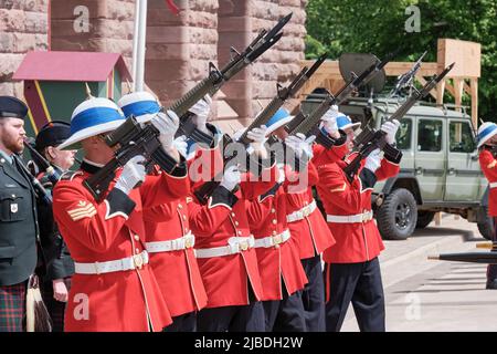 Halifax, Nuova Scozia, 5th giugno 2022. Il fuoco cerimoniale del fucile o 'Feu de Joie' come tenente colonnello Rhonda Matthews assume il comando della principessa Louise Fusiliers alla cerimonia a Halifax, come il tenente colonnello Barry Pitcher rilandisce il comando dell'unità dopo tre anni. La principessa Louise Fusiliers è un reggimento di fanteria della forza di riserva delle forze armate canadesi che hanno avuto origine ad Halifax nel 1869. Credit: Meanderingemu/Alamy Live News Foto Stock