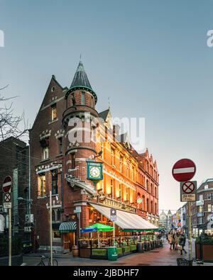 Bruxelles, ex bar Grafton Mooney, il pub dell'antica Dublino situato nel cuore di Dublino, all'angolo tra Harry's Street e Chatham Lane. Irlanda. Foto Stock