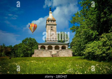 DE - BAVIERA: Bismarck Turm (Torre) ad Assenhausen sopra il lago di Starnberg Foto Stock