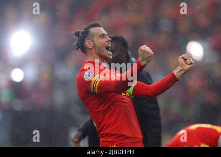 Cardiff, Regno Unito. 05th giugno 2022. Gareth Bale del Galles festeggia dopo il gioco. Finale della Coppa del mondo FIFA 2022, Galles contro Ucraina allo stadio di Cardiff, nel Galles del Sud, domenica 5th giugno 2022. Solo per uso editoriale. pic by Andrew Orchard/Andrew Orchard SPORTS photography/Alamy Live News Credit: Andrew Orchard SPORTS photography/Alamy Live News Foto Stock