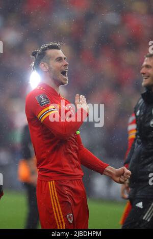 Cardiff, Regno Unito. 05th giugno 2022. Gareth Bale del Galles festeggia dopo il gioco. Finale della Coppa del mondo FIFA 2022, Galles contro Ucraina allo stadio di Cardiff, nel Galles del Sud, domenica 5th giugno 2022. Solo per uso editoriale. pic by Andrew Orchard/Andrew Orchard SPORTS photography/Alamy Live News Credit: Andrew Orchard SPORTS photography/Alamy Live News Foto Stock