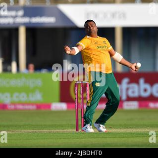 Samit Patel bowling per Nottinghamshire Outlaws in una partita di Blast T20 contro Derbyshire Falcons Foto Stock