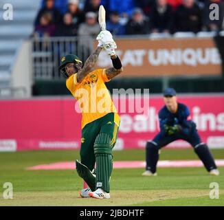 Alex Hales batte per Nottinghamshire Outlaws in una partita di Blast T20 contro Derbyshire Falcons Foto Stock