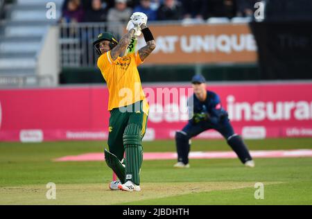 Alex Hales batte per Nottinghamshire Outlaws in una partita di Blast T20 contro Derbyshire Falcons Foto Stock