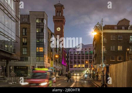 Scena stradale in via Tara di notte. Dublino. Irlanda Foto Stock
