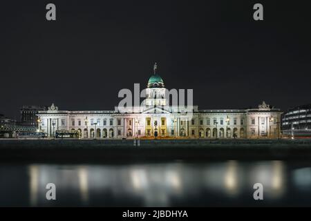 Dublino Custom House di notte di fronte al fiume Liffey. Dublino, Irlanda. Foto Stock