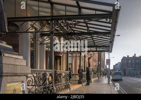 Portiere in uniforme all'ingresso dello Shelbourne Hotel a St. Stephen's Green, Dublino. Irlanda. Foto Stock