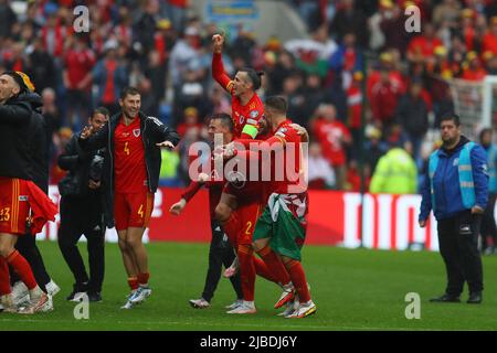 Cardiff, Regno Unito. 05th giugno 2022. Gareth Bale del Galles festeggia la vittoria con i compagni di squadra dopo il gioco. Finale della Coppa del mondo FIFA 2022, Galles contro Ucraina allo stadio di Cardiff, nel Galles del Sud, domenica 5th giugno 2022. Solo per uso editoriale. pic by Andrew Orchard/Andrew Orchard SPORTS photography/Alamy Live News Credit: Andrew Orchard SPORTS photography/Alamy Live News Foto Stock