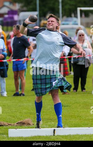 Girvan, Regno Unito. 05th giugno 2022. Dopo un'assenza di due anni a causa delle restrizioni di Covid, i Carrick Lowland Games tornarono a Girvan nell'Ayrshire meridionale con le tradizionali competizioni di danza highland, le gare di piping e gli sport highland sempre popolari di lancio della pietra, lancio del martello, sgombero del bar e lancio del caber. Hanno partecipato alcune personalità sportive ben note, tra cui Neil Elliot, di Helensburgh, ex campione dei Giochi. Credit: Findlay/Alamy Live News Foto Stock