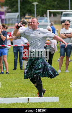 Girvan, Regno Unito. 05th giugno 2022. Dopo un'assenza di due anni a causa delle restrizioni di Covid, i Carrick Lowland Games tornarono a Girvan nell'Ayrshire meridionale con le tradizionali competizioni di danza highland, le gare di piping e gli sport highland sempre popolari di lancio della pietra, lancio del martello, sgombero del bar e lancio del caber. Hanno partecipato alcune personalità sportive ben note, tra cui Neil Elliot, di Helensburgh, ex campione dei Giochi. Credit: Findlay/Alamy Live News Foto Stock