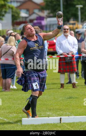 Girvan, Regno Unito. 05th giugno 2022. Dopo un'assenza di due anni a causa delle restrizioni di Covid, i Carrick Lowland Games tornarono a Girvan nell'Ayrshire meridionale con le tradizionali competizioni di danza highland, le gare di piping e gli sport highland sempre popolari di lancio della pietra, lancio del martello, sgombero del bar e lancio del caber. Hanno partecipato alcune personalità sportive ben note, tra cui Neil Elliot, di Helensburgh, ex campione dei Giochi. Credit: Findlay/Alamy Live News Foto Stock