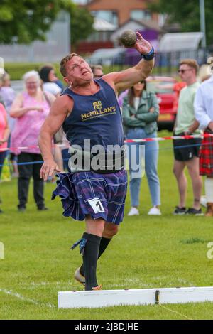 Girvan, Regno Unito. 05th giugno 2022. Dopo un'assenza di due anni a causa delle restrizioni di Covid, i Carrick Lowland Games tornarono a Girvan nell'Ayrshire meridionale con le tradizionali competizioni di danza highland, le gare di piping e gli sport highland sempre popolari di lancio della pietra, lancio del martello, sgombero del bar e lancio del caber. Hanno partecipato alcune personalità sportive ben note, tra cui Neil Elliot, di Helensburgh, ex campione dei Giochi. Credit: Findlay/Alamy Live News Foto Stock