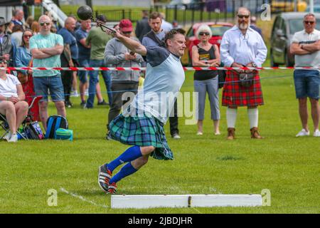 Girvan, Regno Unito. 05th giugno 2022. Dopo un'assenza di due anni a causa delle restrizioni di Covid, i Carrick Lowland Games tornarono a Girvan nell'Ayrshire meridionale con le tradizionali competizioni di danza highland, le gare di piping e gli sport highland sempre popolari di lancio della pietra, lancio del martello, sgombero del bar e lancio del caber. Hanno partecipato alcune personalità sportive ben note, tra cui Neil Elliot, di Helensburgh, ex campione dei Giochi. Credit: Findlay/Alamy Live News Foto Stock