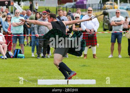 Girvan, Regno Unito. 05th giugno 2022. Dopo un'assenza di due anni a causa delle restrizioni di Covid, i Carrick Lowland Games tornarono a Girvan nell'Ayrshire meridionale con le tradizionali competizioni di danza highland, le gare di piping e gli sport highland sempre popolari di lancio della pietra, lancio del martello, sgombero del bar e lancio del caber. Hanno partecipato alcune personalità sportive ben note, tra cui Neil Elliot, di Helensburgh, ex campione dei Giochi. Credit: Findlay/Alamy Live News Foto Stock