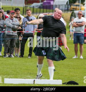 Girvan, Regno Unito. 05th giugno 2022. Dopo un'assenza di due anni a causa delle restrizioni di Covid, i Carrick Lowland Games tornarono a Girvan nell'Ayrshire meridionale con le tradizionali competizioni di danza highland, le gare di piping e gli sport highland sempre popolari di lancio della pietra, lancio del martello, sgombero del bar e lancio del caber. Hanno partecipato alcune personalità sportive ben note, tra cui Neil Elliot, di Helensburgh, ex campione dei Giochi. Credit: Findlay/Alamy Live News Foto Stock