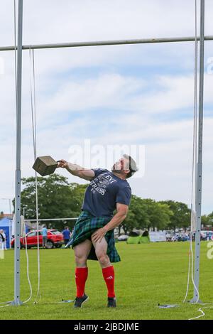 Girvan, Regno Unito. 05th giugno 2022. Dopo un'assenza di due anni a causa delle restrizioni di Covid, i Carrick Lowland Games tornarono a Girvan nell'Ayrshire meridionale con le tradizionali competizioni di danza highland, le gare di piping e gli sport highland sempre popolari di lancio della pietra, lancio del martello, sgombero del bar e lancio del caber. Hanno partecipato alcune personalità sportive ben note, tra cui Neil Elliot, di Helensburgh, ex campione dei Giochi. Credit: Findlay/Alamy Live News Foto Stock