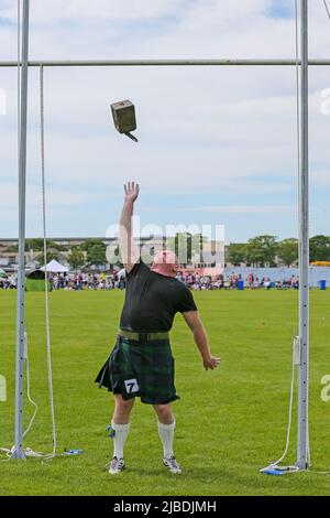 Girvan, Regno Unito. 05th giugno 2022. Dopo un'assenza di due anni a causa delle restrizioni di Covid, i Carrick Lowland Games tornarono a Girvan nell'Ayrshire meridionale con le tradizionali competizioni di danza highland, le gare di piping e gli sport highland sempre popolari di lancio della pietra, lancio del martello, sgombero del bar e lancio del caber. Hanno partecipato alcune personalità sportive ben note, tra cui Neil Elliot, di Helensburgh, ex campione dei Giochi. Credit: Findlay/Alamy Live News Foto Stock