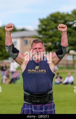 Girvan, Regno Unito. 05th giugno 2022. Dopo un'assenza di due anni a causa delle restrizioni di Covid, i Carrick Lowland Games tornarono a Girvan nell'Ayrshire meridionale con le tradizionali competizioni di danza highland, le gare di piping e gli sport highland sempre popolari di lancio della pietra, lancio del martello, sgombero del bar e lancio del caber. Hanno partecipato alcune personalità sportive ben note, tra cui Neil Elliot, di Helensburgh, ex campione dei Giochi. Credit: Findlay/Alamy Live News Foto Stock