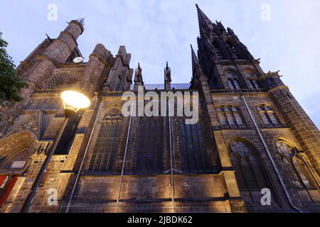 Bella, impressionante cattedrale di Clermont Ferrand in Francia, fatto buio da rocce vulcaniche . Foto Stock