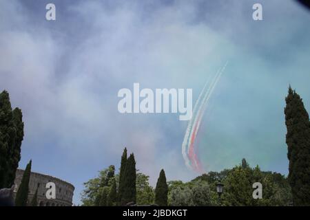 Le frecce tricolore, simbolo della sfilata militare, giorno della repubblica Italiana. Foto Stock